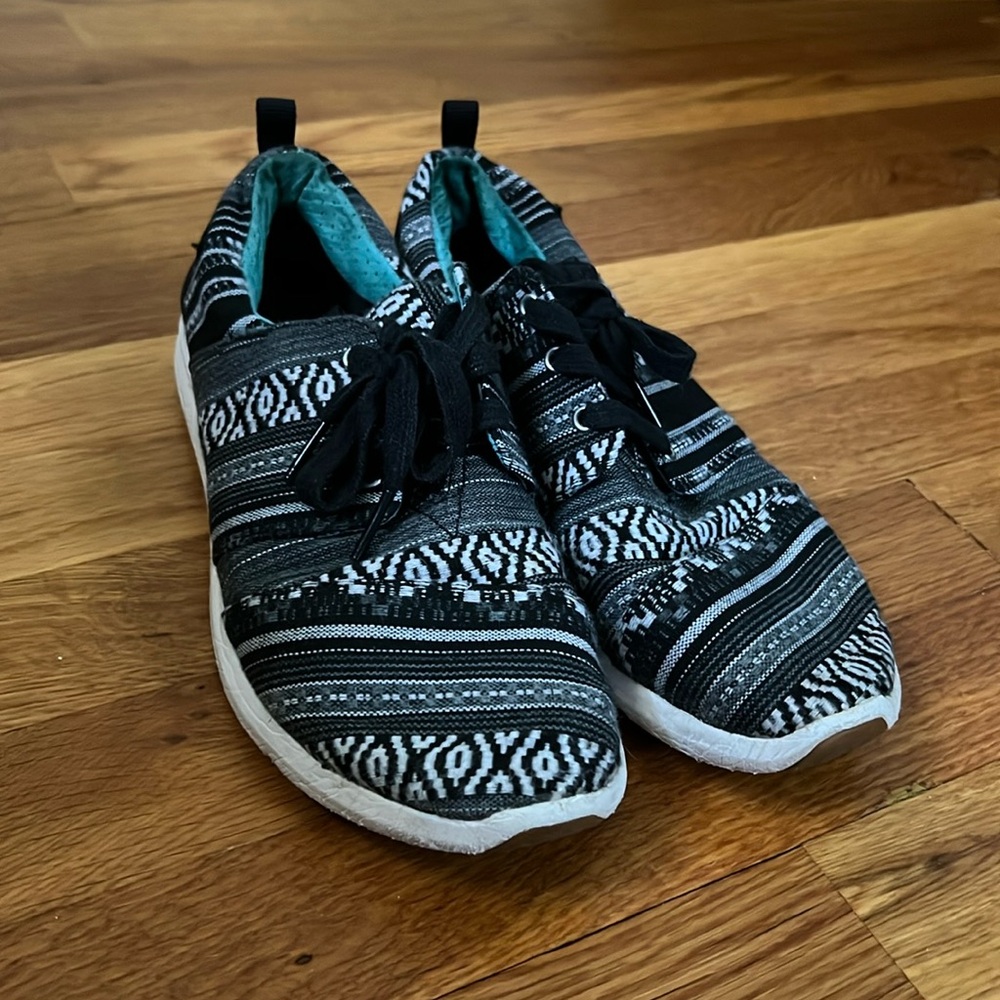 TOMS SNEAKERS (8)